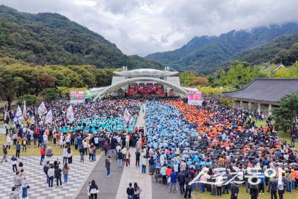 ‘2025 문경사과축제’에 관광객들이 붐비고 있는 모습. 사진제공ㅣ문경시