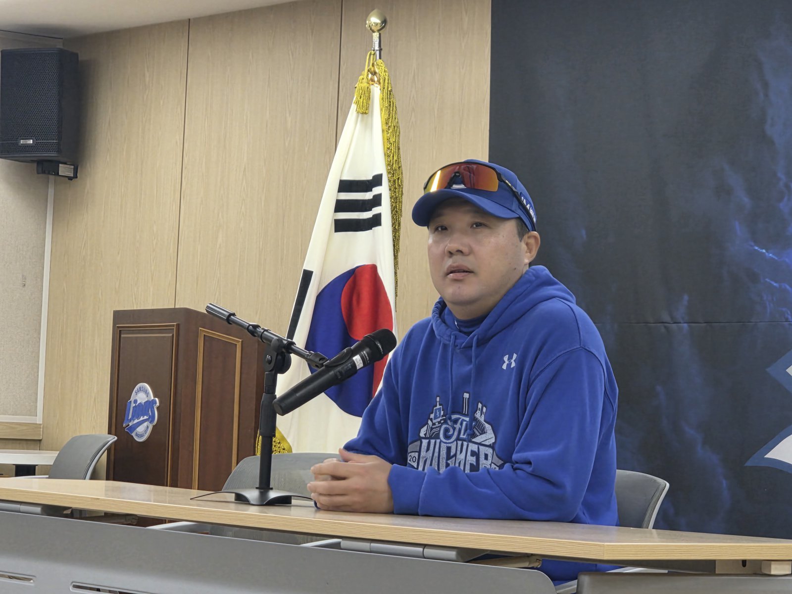 박진만 삼성 감독은 21일 대구 한화와 PO 3차전에 앞서 선수 시절 맞붙었던 류현진과의 기억을 떠올렸다. 21일 PO 3차전에 앞서 진행한 기자회견에서 취재진의 질문에 답하는 박 감독. 대구|뉴시스