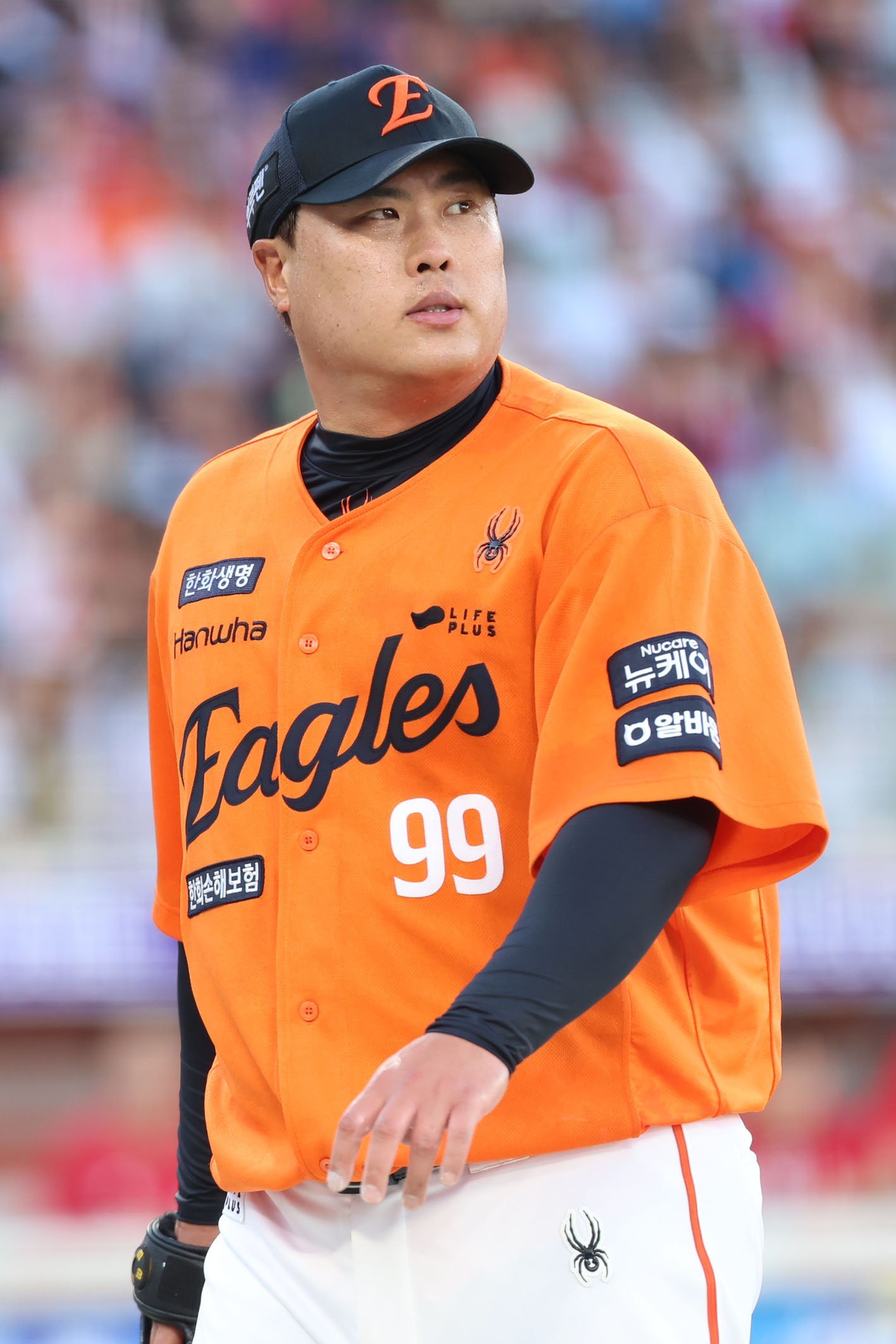 류현진은 21일 삼성과 PO 3차전에 선발등판하며 2007년 두산과 PO 이후 18년만에 KBO리그 가을야구 무대에 오르게 됐다. 당시 삼성 선수였던 박진만 삼성 감독은 “류현진은 구위도, 제구력도 뛰어난 투수였다”고 돌아봤다. 7월 26일 SSG전에서 마운드에 오른 류현진. 뉴시스