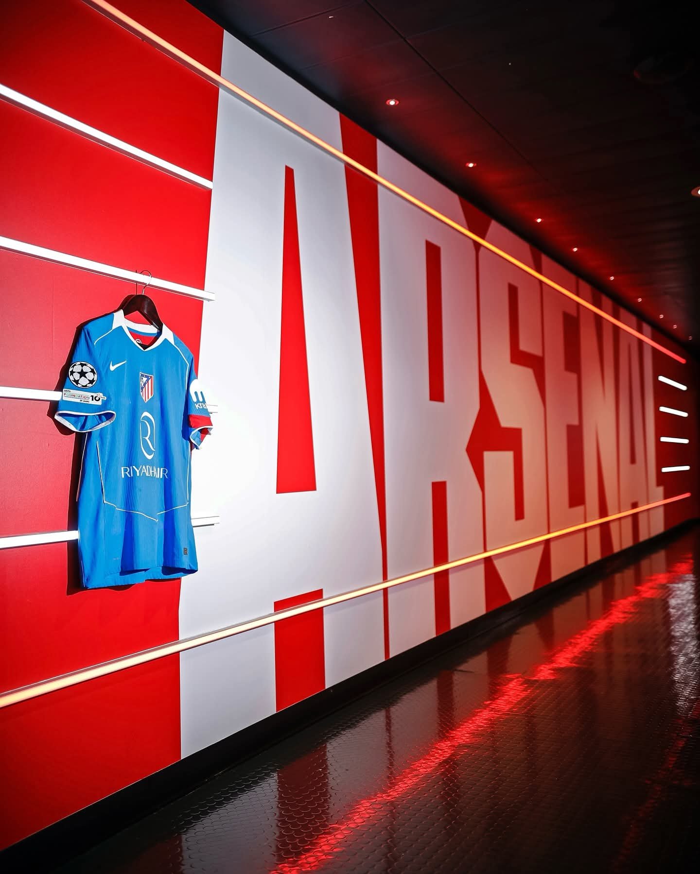 아틀레티코 마드리드 선수단은 22일(한국시간) 런던 에미리츠 스타디움에서 열릴 아스널과 UCL 리그페이즈 3차전 원정경기를 앞두고 라커룸에 온수가 나오지 않아 선수들 대부분이 샤워를 포기한 채 더러운 훈련복을 입고 숙소로 돌아가야 했다. 사진출처|아틀레티코 마드리드 페이스북