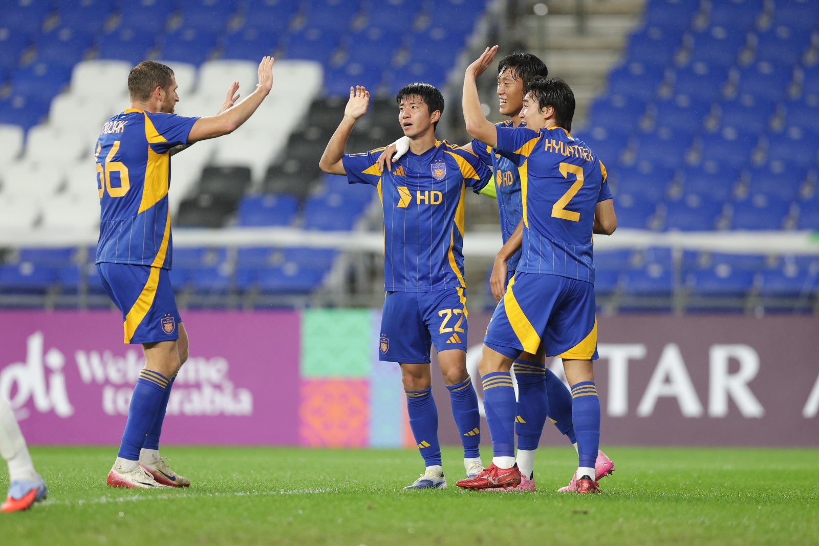 울산 김민혁(왼쪽 2번째)이 21일 울산문수경기장에서 열린 히로시마와 2025~2026시즌 ACLE 동아시아권역 리그 스테이지 3차전 홈경기에서 전반 12분 헤더 결승골을 터트린 뒤 동료들의 축하를 받고 있다. 1-0으로 이긴 울산은 18일 광주전에 이어 2연승을 달리며 반등세를 보였다. 사진제공│한국프로축구연맹