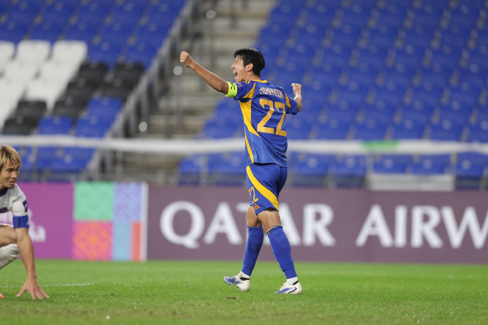 울산 김민혁이 21일 울산문수경기장에서 열린 히로시마와 2025~2026시즌 ACLE 동아시아권역 리그 스테이지 3차전 홈경기에서 전반 12분 헤더 결승골을 터트린 뒤 포효하고 있다. 1-0으로 이긴 울산은 18일 광주전에 이어 2연승을 달리며 반등세를 보였다. 사진제공│한국프로축구연맹