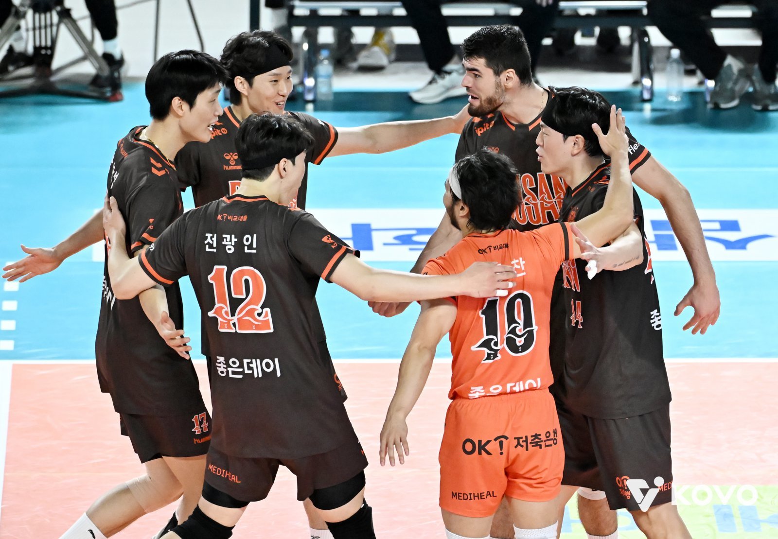 OK저축은행 선수들이 21일 대전충무체육관에서 열린 V리그 남자부 개막전에서 삼성화재를 상대로 득점한 뒤 기뻐하고 있다. 사진제공|KOVO
