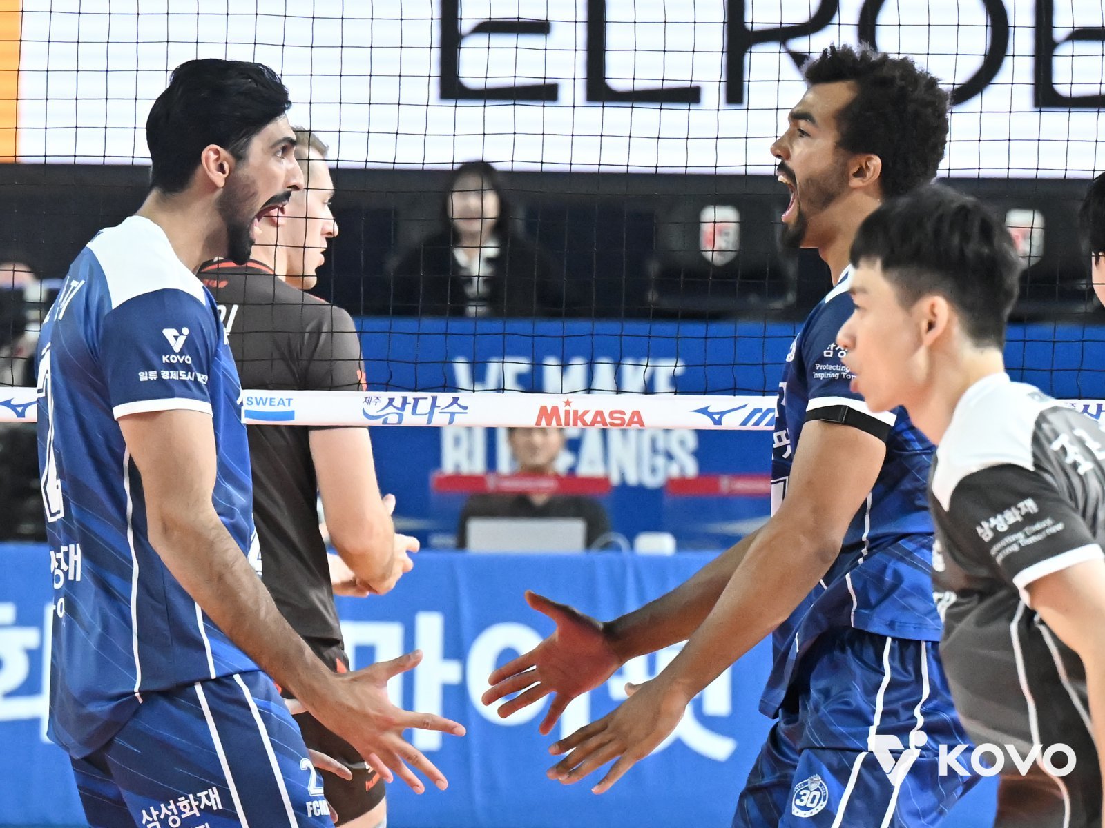 삼성화재 도산지(왼쪽)와 아히가 21일 대전충무체육관에서 열린 V리그 남자부 홈경기에서 OK저축은행을 상대로 세트를 따낸 뒤 마주보며 포효하고 있다. 사진제공|KOVO