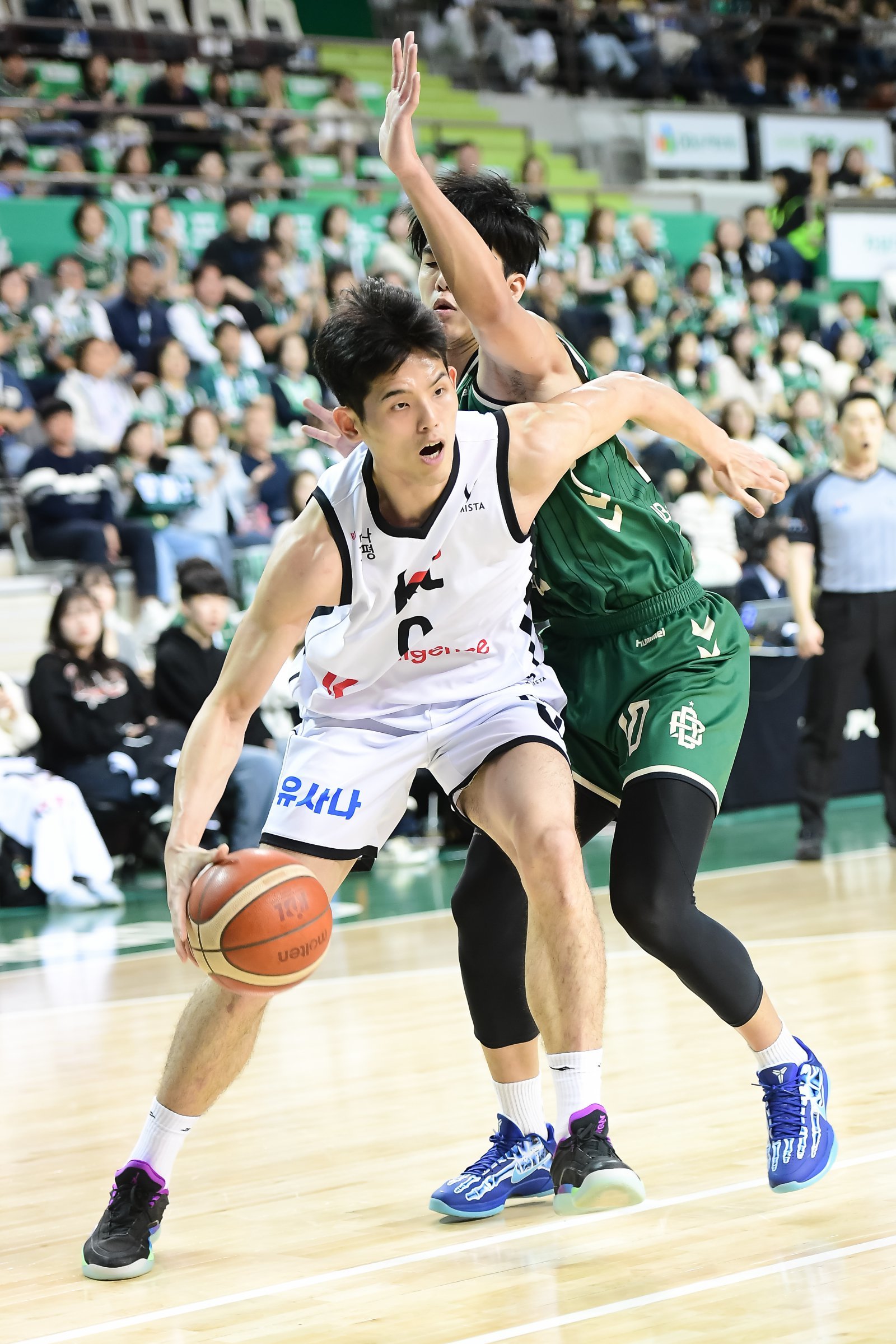 KT 하윤기(왼쪽)는 21일 원주 DB와 원정경기서 16점, 7리바운드로 활약했다. 최근 2경기 한자릿수 득점 부진서 벗어나며 팀 승리에 힘을 보탰다. 사진제공｜KBL