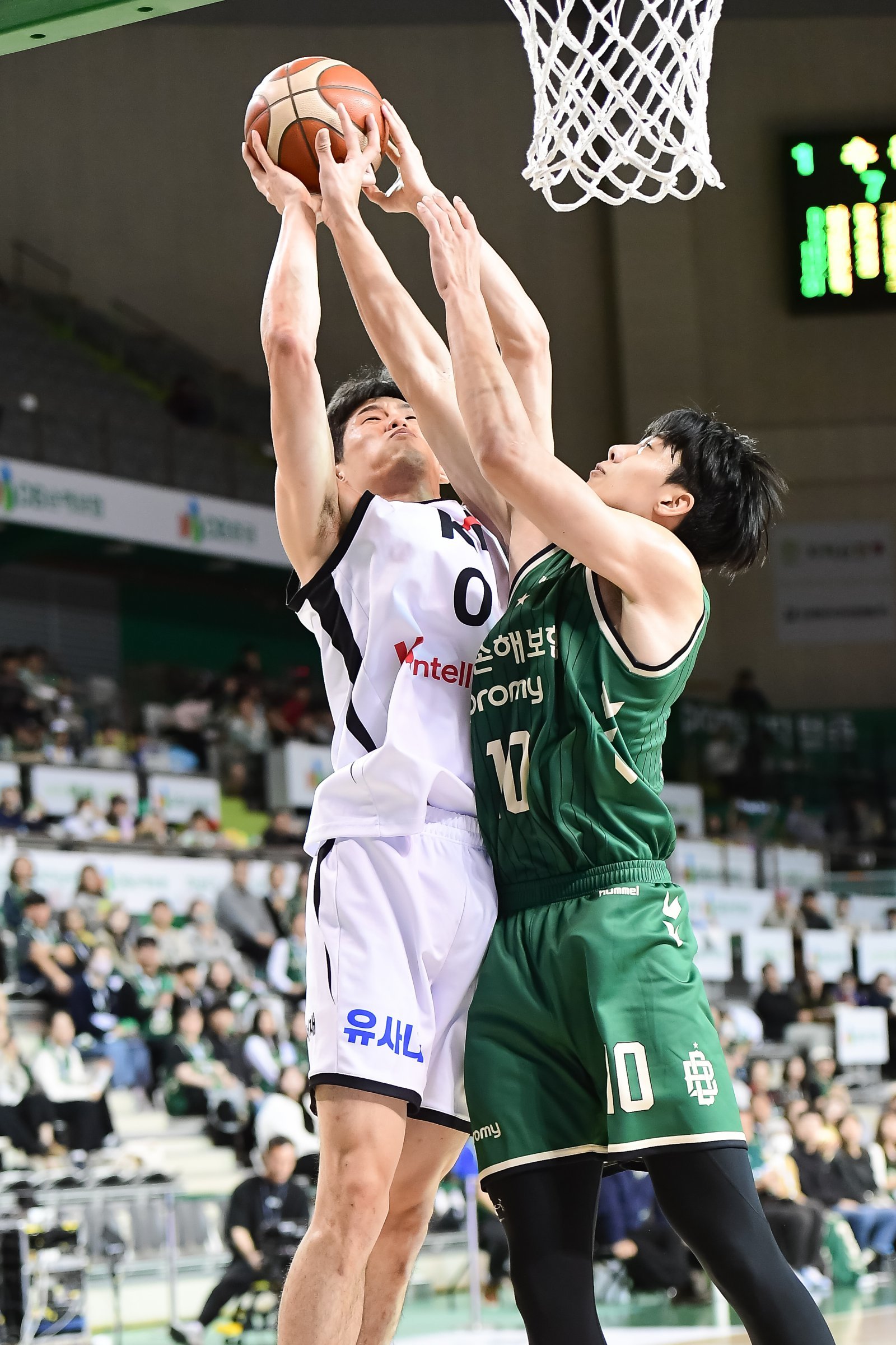 KT 하윤기(왼쪽)는 21일 원주 DB와 원정경기서 16점, 7리바운드로 활약했다. 최근 2경기 한자릿수 득점 부진서 벗어나며 팀 승리에 힘을 보탰다. 사진제공｜KBL