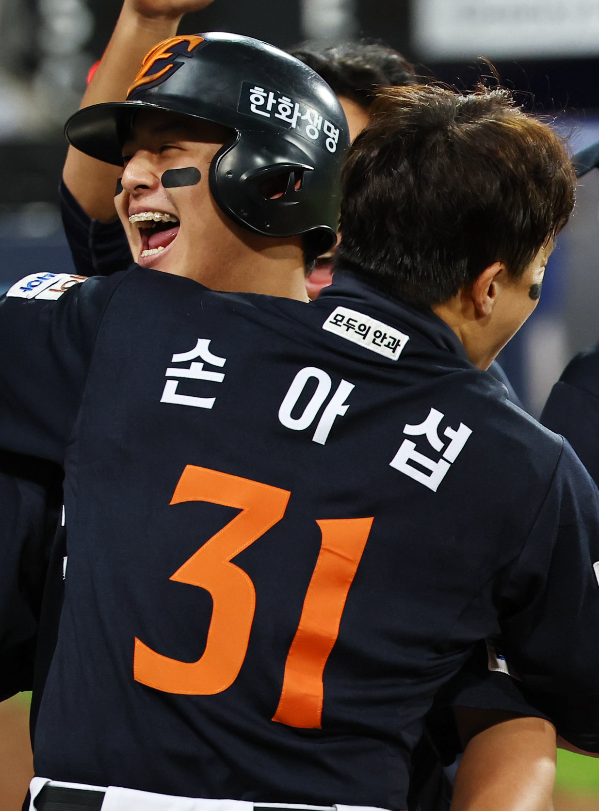 한화 노시환이 21일 대구삼성라이온즈파크에서 열린 ‘2025 신한 SOL 뱅크 KBO PS’ 삼성과 PO 3차전에서 5회초 역전 2점홈런을 터트린 뒤 팀 동료 손아섭을 끌어안는 모습.대구｜뉴시스