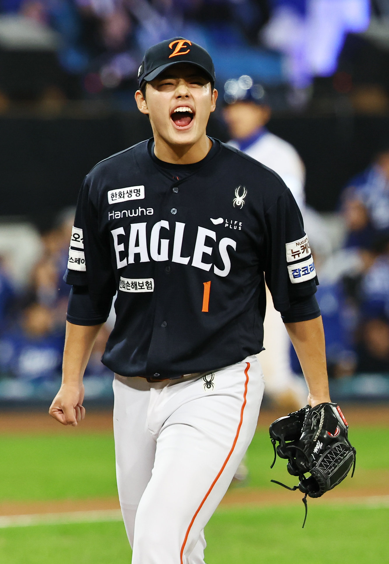 한화 문동주는 21일 대구 삼성과 PO 3차전에 구원등판해 3이닝을 2안타 1볼넷 4탈삼진 무실점으로 봉쇄하며 팀의 5-4 승리를 이끌었다. 7회말 2사 2·3루 위기를 넘긴 뒤 포효하는 문동주. 대구|뉴시스