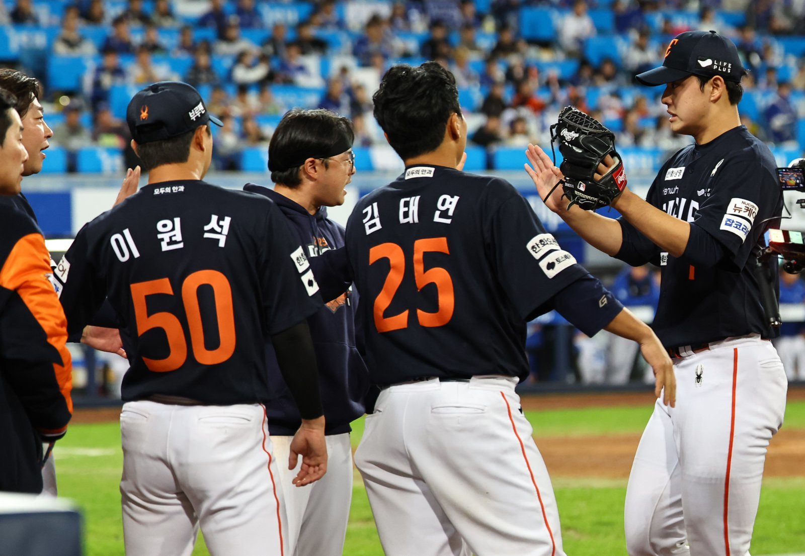 한화 문동주(오른쪽)는 21일 대구 삼성과 PO 3차전에 구원등판해 3이닝을 2안타 1볼넷 4탈삼진 무실점으로 봉쇄하며 팀의 5-4 승리를 이끌었다. 6회말을 실점 없이 마무리한 뒤 동료들과 하이파이브하는 문동주. 대구|뉴시스