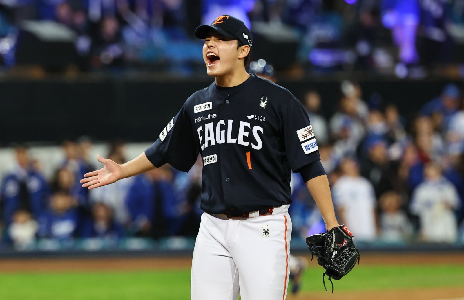 한화 문동주는 21일 대구 삼성과 PO 3차전에 구원등판해 3이닝을 2안타 1볼넷 4탈삼진 무실점으로 봉쇄하며 팀의 5-4 승리를 이끌었다. 7회말 2사 2·3루 위기를 넘긴 뒤 포효하는 문동주. 대구|뉴시스