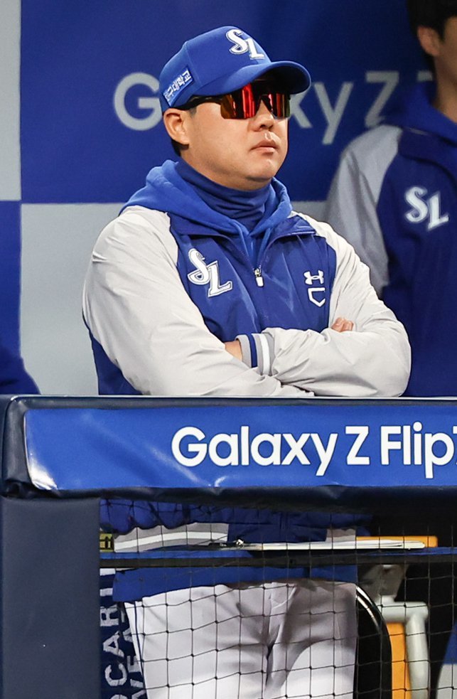 박진만 삼성 감독은 21일 대구 한화와 PO 3차전서 4-5로 패해 시리즈 전적 1승 2패로 벼랑 끝에 몰린 뒤 “4차전에선 가라비토의 불펜 투입도 고민하겠다”고 밝혔다. PO 3차전서 그라운드를 응시하는 박 감독. 대구|뉴시스