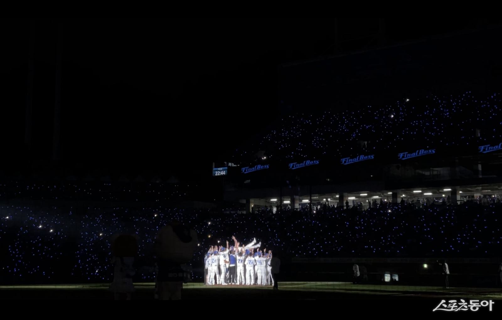 삼성 오승환이 9월 30일 대구삼성라이온즈파크에서 열린 은퇴식 도중 헹가래를 받고 있다. 사진 제공 ｜남고운 학생(진량고 2)
