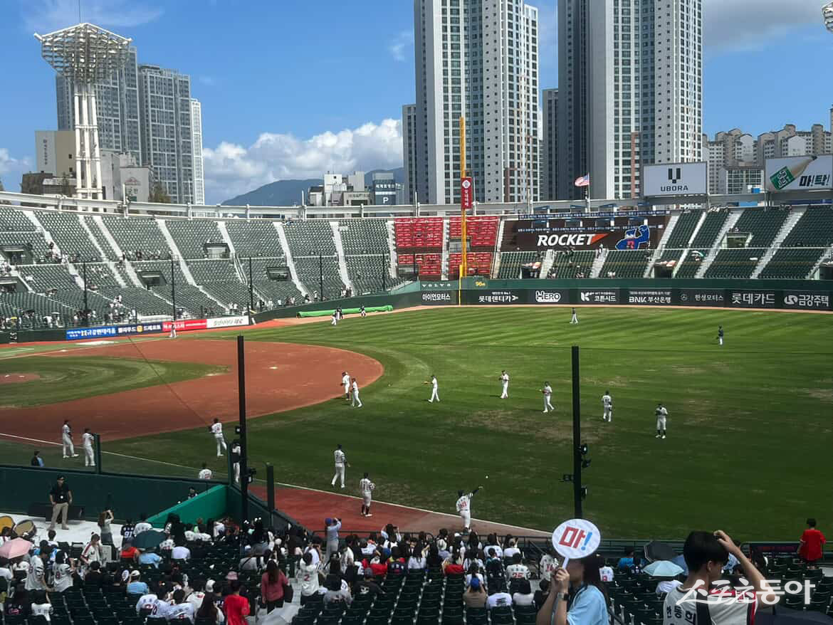 사직구장에서 응원하는 관중들. 사진 제공｜이선명 학생기자