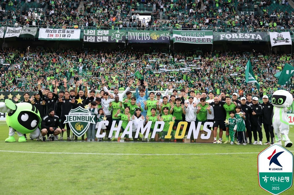 축구에서도 AI와 빅데이터가 제공하는 각종 분석 지표는 큰 영향을 미친다. 전술은 물론 부상 관리에도 큰 도움을 준다. 사진은 18일 전주월드컵경기장에서 수원FC를 꺾고 ‘하나은행 K리그1 2025’ 우승을 조기에 확정한 전북 선수단의 환호하는 모습.  사진 제공 ｜한국프로축구연맹