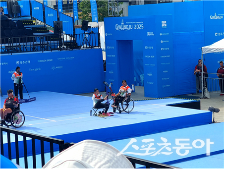 인도 선수가 입으로 활시위를 당기고 있다. 사진 제공|김물결 학생기자