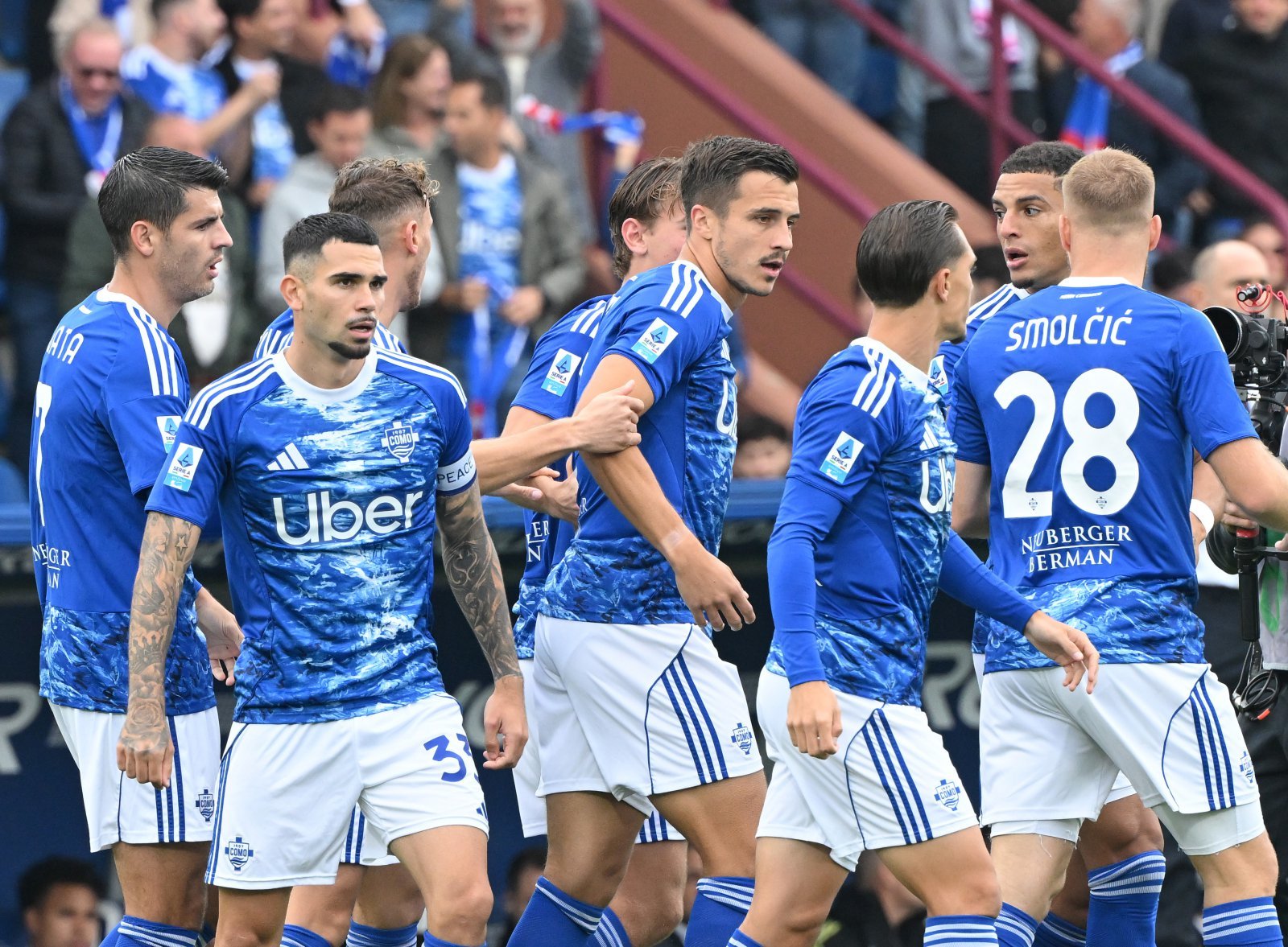 코모 선수들이 19일(한국시간) 유벤투스와 홈경기에서 득점한 뒤 기뻐하고 있다. 코모가 2-0 승리를 거뒀다. 코모(이탈리아) ｜신화뉴시스