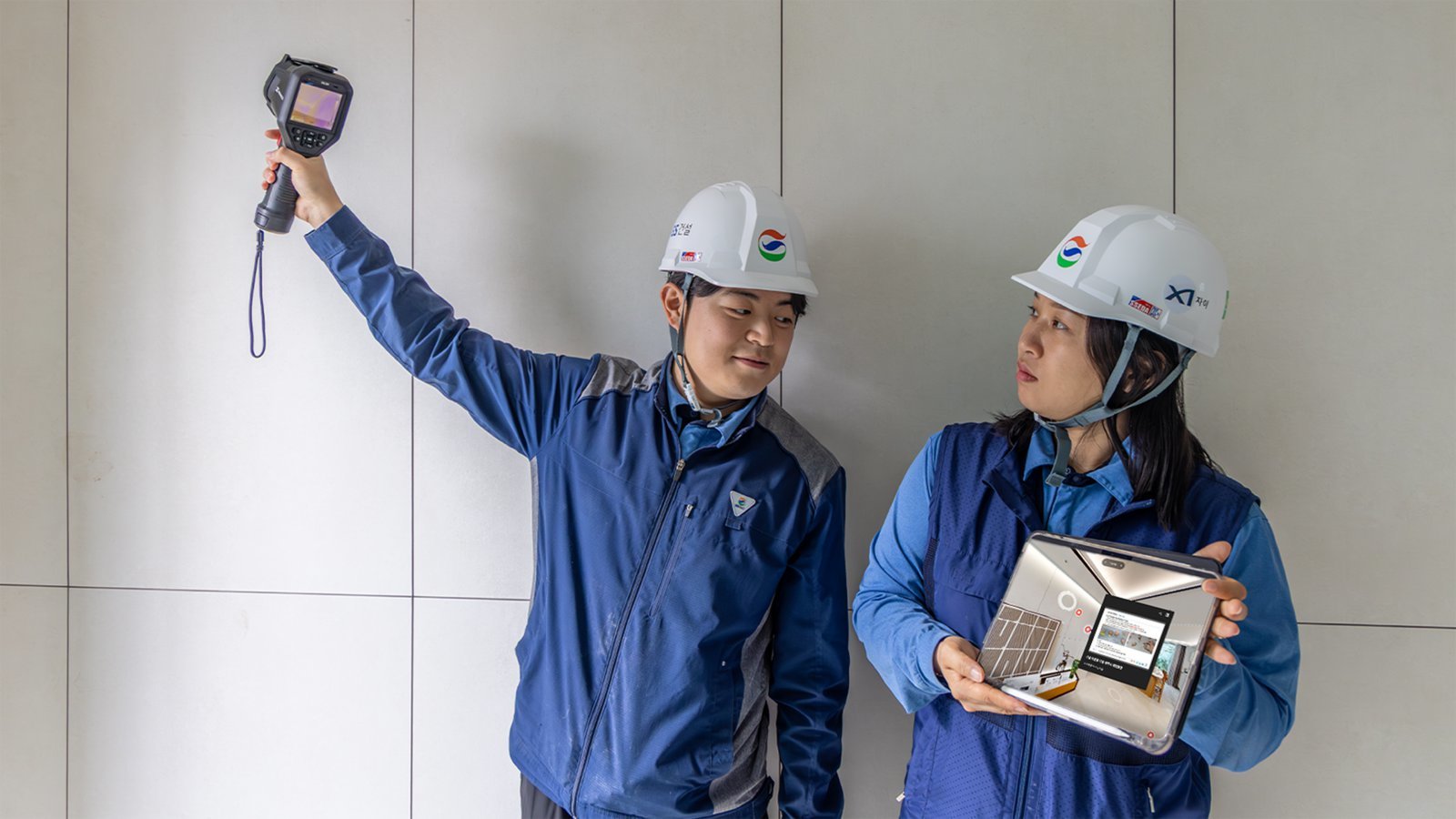 GS건설이 개발한 ‘하자 예방 플랫폼’을 활용해 시공중인 현장 직원에게 주요 하자 유형에 대해 설명하고 있다. 사진제공 ｜GS건설