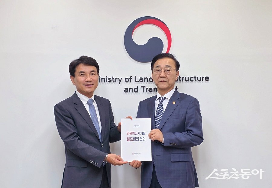 김진태 강원특별자치도지사는 지난 10월 21일 서울국토발전전시관에서 김윤덕 국토교통부 장관을 만나 제5차 국가철도망 구축계획에 강원도가 신청한 10개 신규 철도사업의 최대 반영을 요청했다(왼쪽부터 김진태 지사, 김윤덕 장관). 사진제공｜강원도