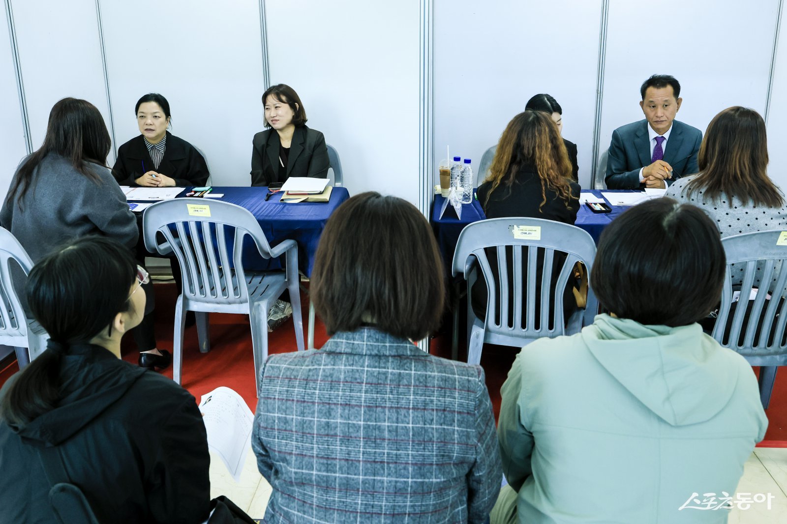 화성특례시(시장 정명근)는 지난 21일 유앤아이센터 1층 로비와 야외 일대에서 여성의 취업과 창업을 지원하는 ‘2025 여성 취·창업 박람회’를 성황리에 개최했다(여성 취창업 박람회를 찾은 시민들이 취업 상담을 하고 있다). 사진제공｜화성시