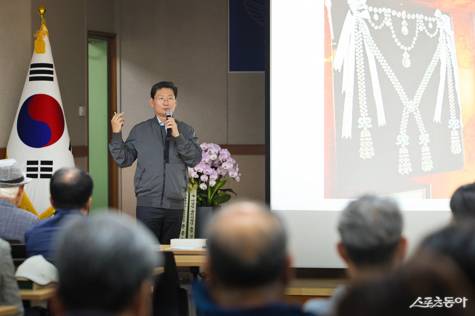 이상일 용인특례시장은 지난 20일 포곡 생활안전협의회 회원을 대상으로 특강을 진행했다. 사진제공|용인시