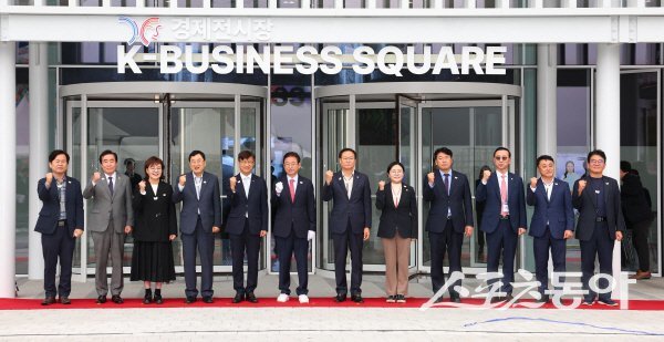 이철우 경북지사와 관계자들이 2025년 APEC 정상회의 성공적 개최를 위해 파이팅하고 있다. 사진제공 ㅣ 경북도