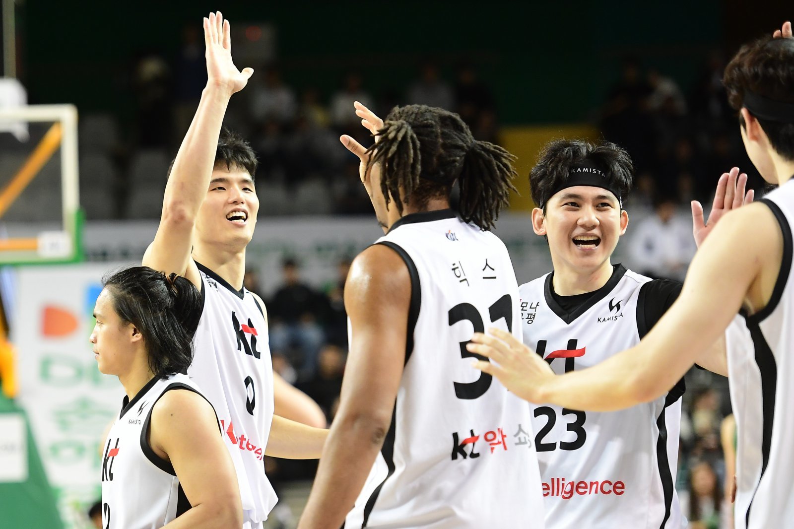 KT는 21일 원주 DB와 원정경기서 84-81로 승리하며 공동 2위로 올라섰다. 하지만 4쿼터 시작과 함께 안고 있던 14점 차의 리드가 따라잡히는 등 경기 후반 불안했다. 사진제공｜KBL