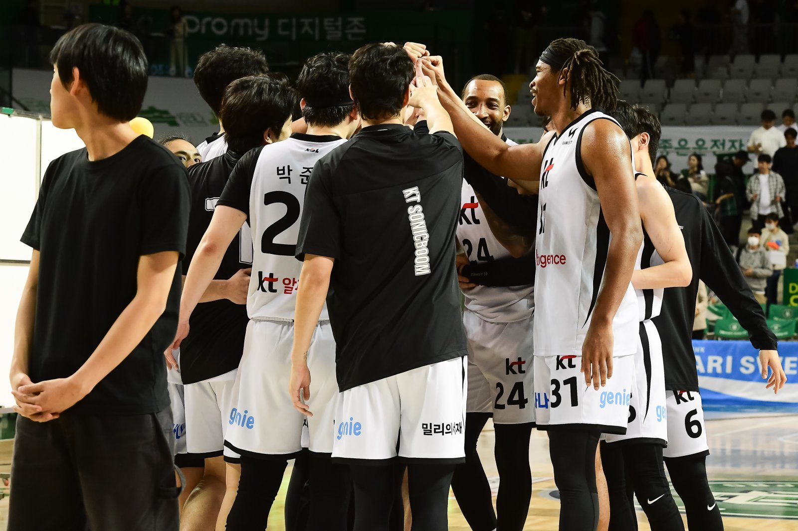 KT는 21일 원주 DB와 원정경기서 84-81로 승리하며 공동 2위로 올라섰다. 하지만 4쿼터 시작과 함께 안고 있던 14점 차의 리드가 따라잡히는 등 경기 후반 불안했다. 사진제공｜KBL