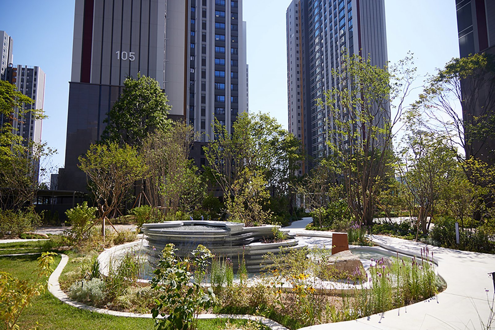 롯데건설이 ‘2025 제15회 대한민국 조경대상’에서 조경 브랜드 ‘그린바이그루브(GREEN X GROOVE)’가 적용된 정원으로 민간부문 산림청장상을 수상했다. 사진제공 |롯데건설