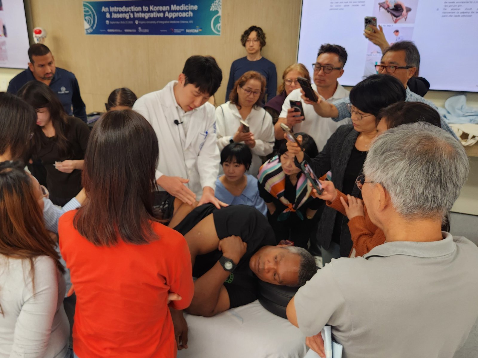 버지니아 통합의학대에서 침 치료를 시연하고 있는 윤영석 원장. 사진제공｜자생한방병원