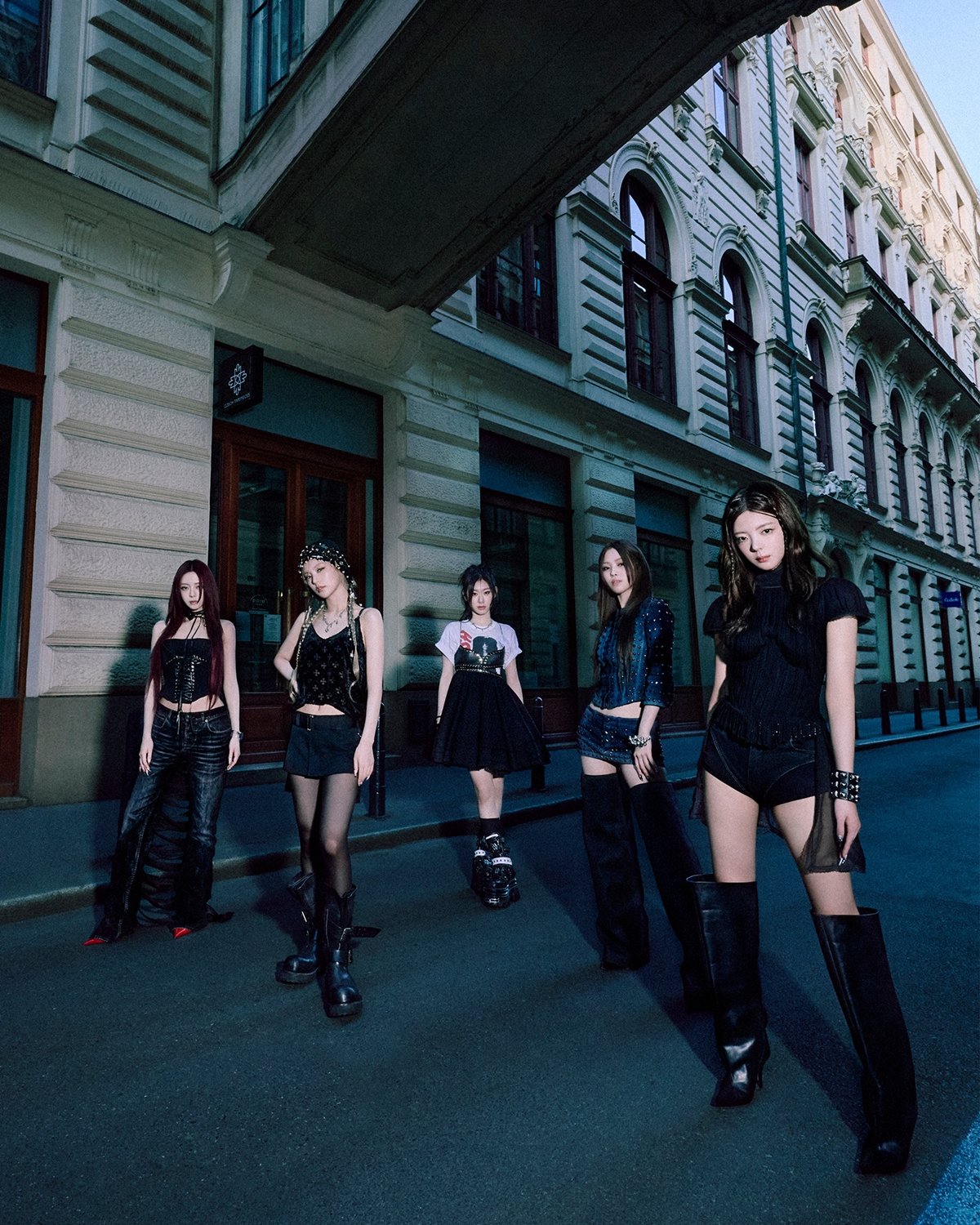 ITZY가 미니 앨범 ‘TUNNEL VISION’ 콘셉트 포토를 공개하며 도회적이고 시크한 매력을 선보였다. 사진제공|JYP엔터테인먼트