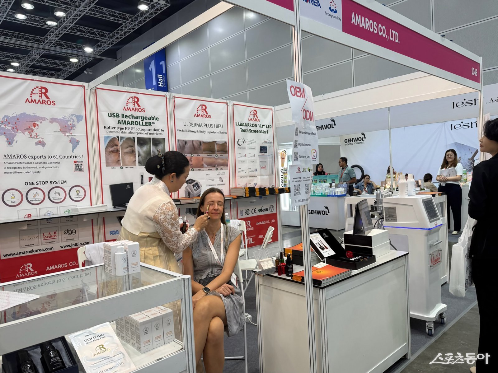 한 해외바이어가 말레이시아 뷰티엑스포에 마련된 성남시 기업부스에서 미용기기를 체험하고 있다. 사진제공ㅣ성남시
