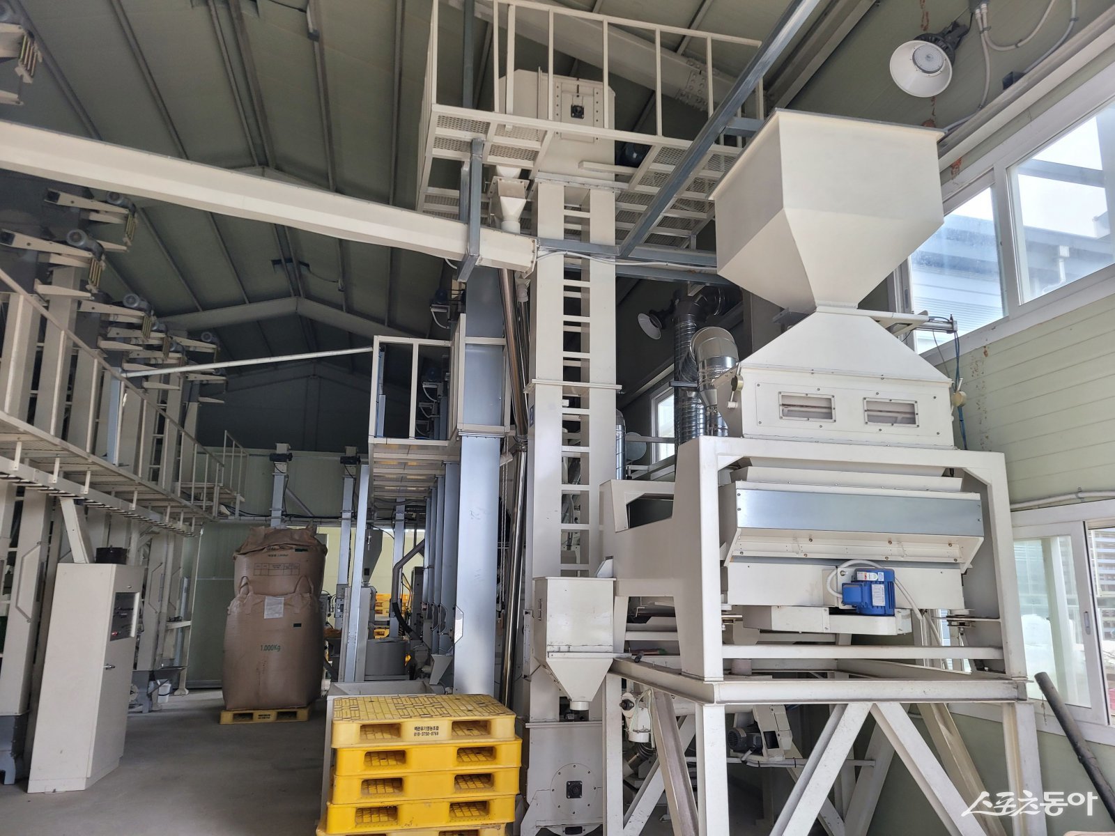 2022년도 친환경농업 기반구축사업 선정 업체- 함평 백련마을의 잡곡 도정시설. 사진제공=전남도