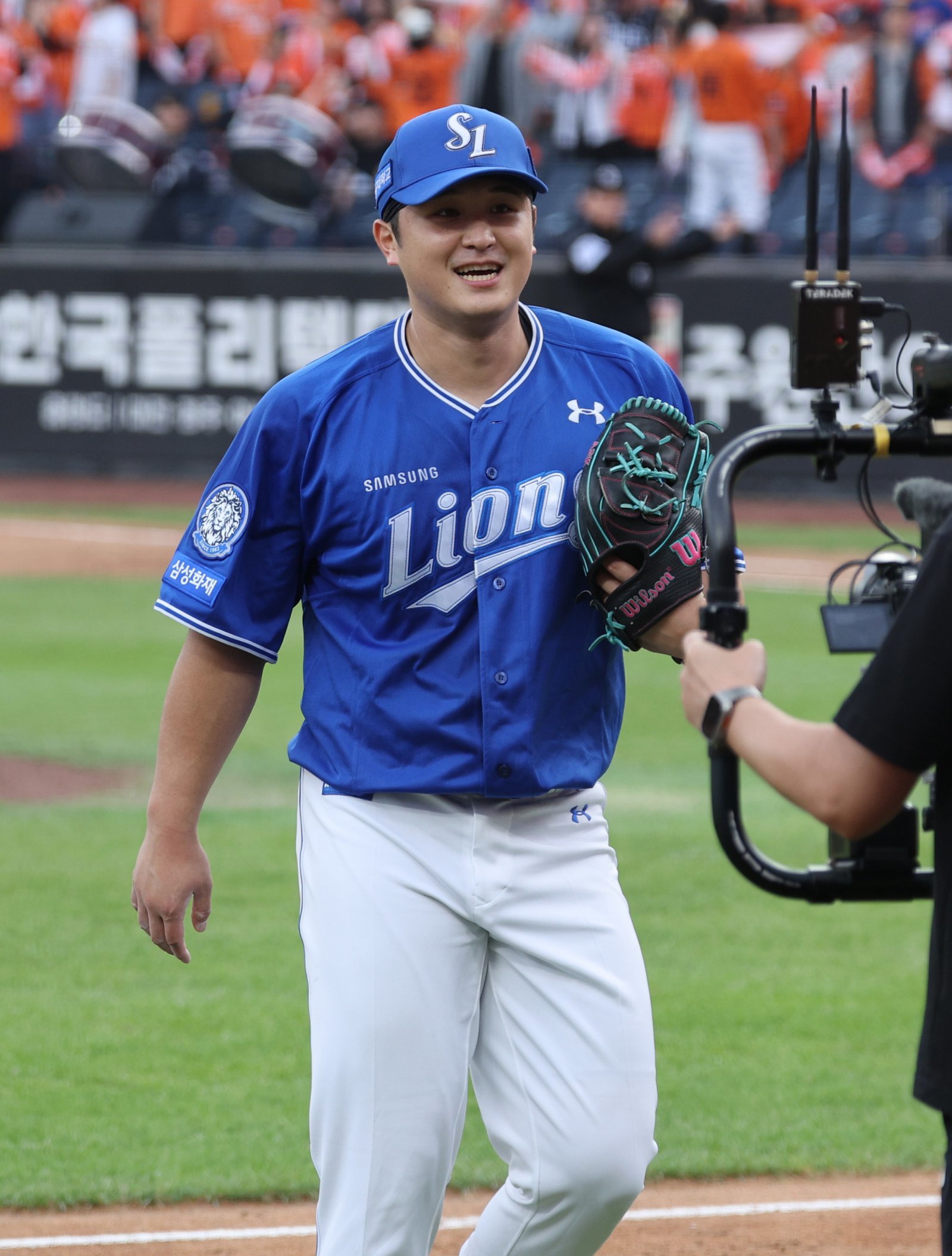 삼성 최원태는 올해 PS를 통해 ‘가을 사나이’로 거듭났다. PS 2경기에 선발등판해 13이닝 1실점의 호투를 펼치며 2승을 수확한 그의 표정은 자신감으로 가득하다. 19일 한화와 PO 2차전에서 6회를 마친 뒤 환하게 웃는 최원태. 뉴시스