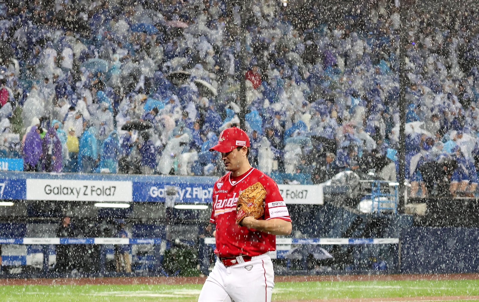 SSG 드류 앤더슨이 13일 대구삼성라이온즈파크에서 열린 ‘2025 신한 SOL 뱅크 KBO PS’ 삼성과 준PO 3차전에서 우천으로 경기가 중단되자 마운드를 내려가고 있다. 뉴시스