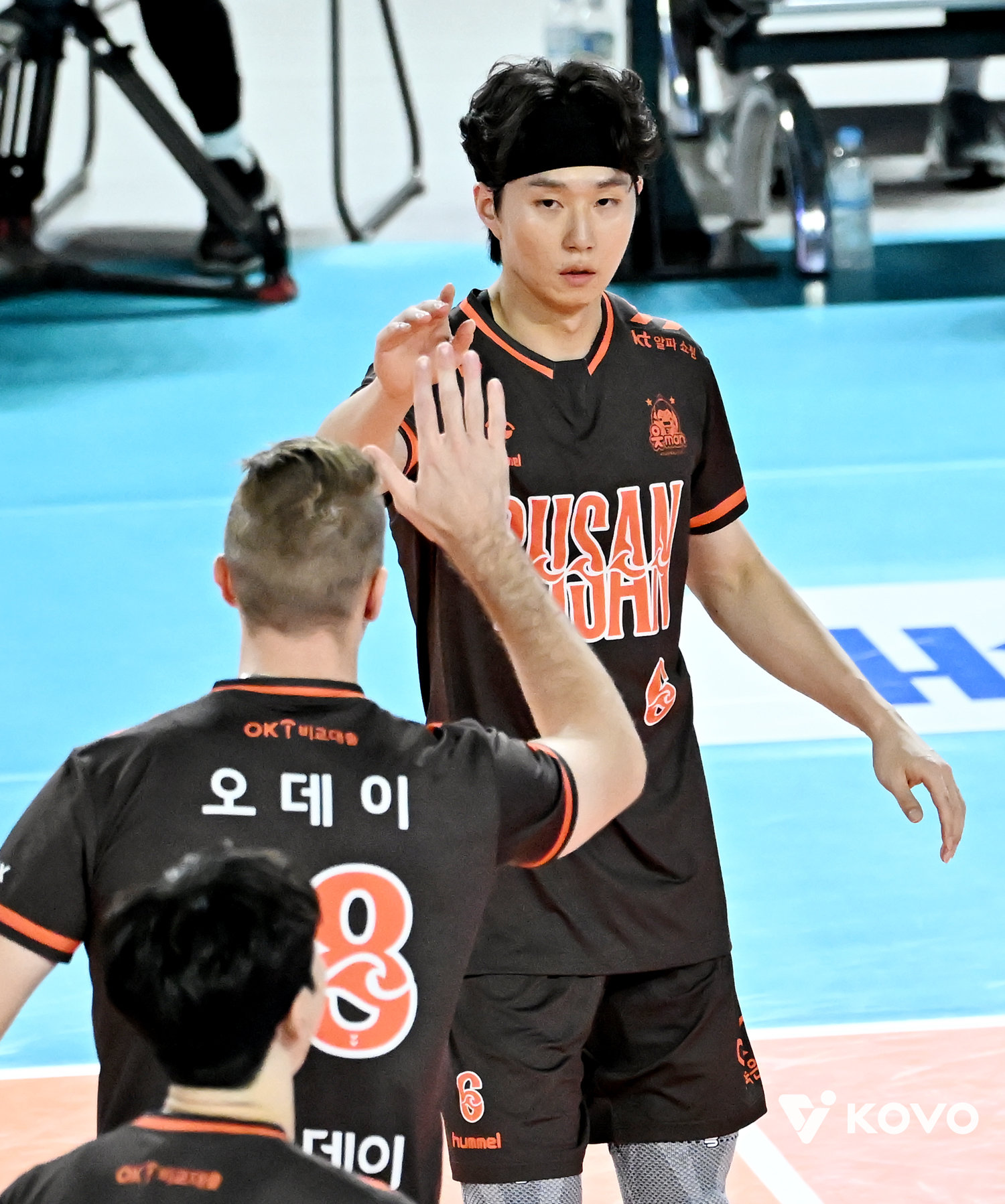 OK저축은행 베테랑 세터 이민규(오른쪽)가 21일 대전충무체육관에서 열린 삼성화재와 V리그 남자부 원정경기 도중 외국인 미들블로커 오데이와 손을 마주치고 있다. 사진제공|KOVO