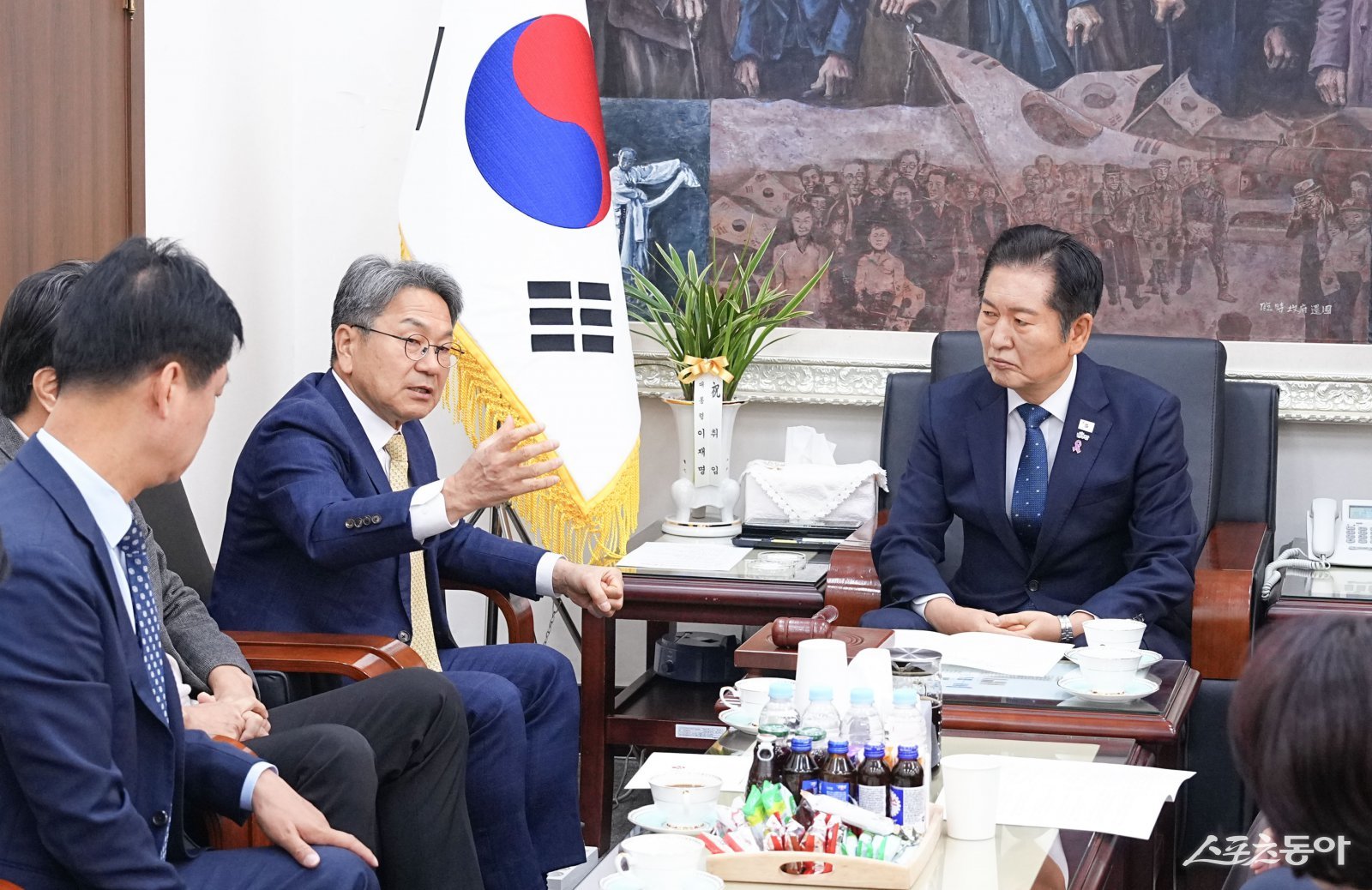 강기정 광주광역시장이 22일 오전 서울 국회 본관에서 정청래 더불어민주당 대표를 만나, 이재명 대통령의 핵심 공약이자 국정운영 5개년 계획에 포함된 ‘국가AI컴퓨팅센터 광주 설립’ 이행을 촉구하고 있다. 사진제공=광주광역시