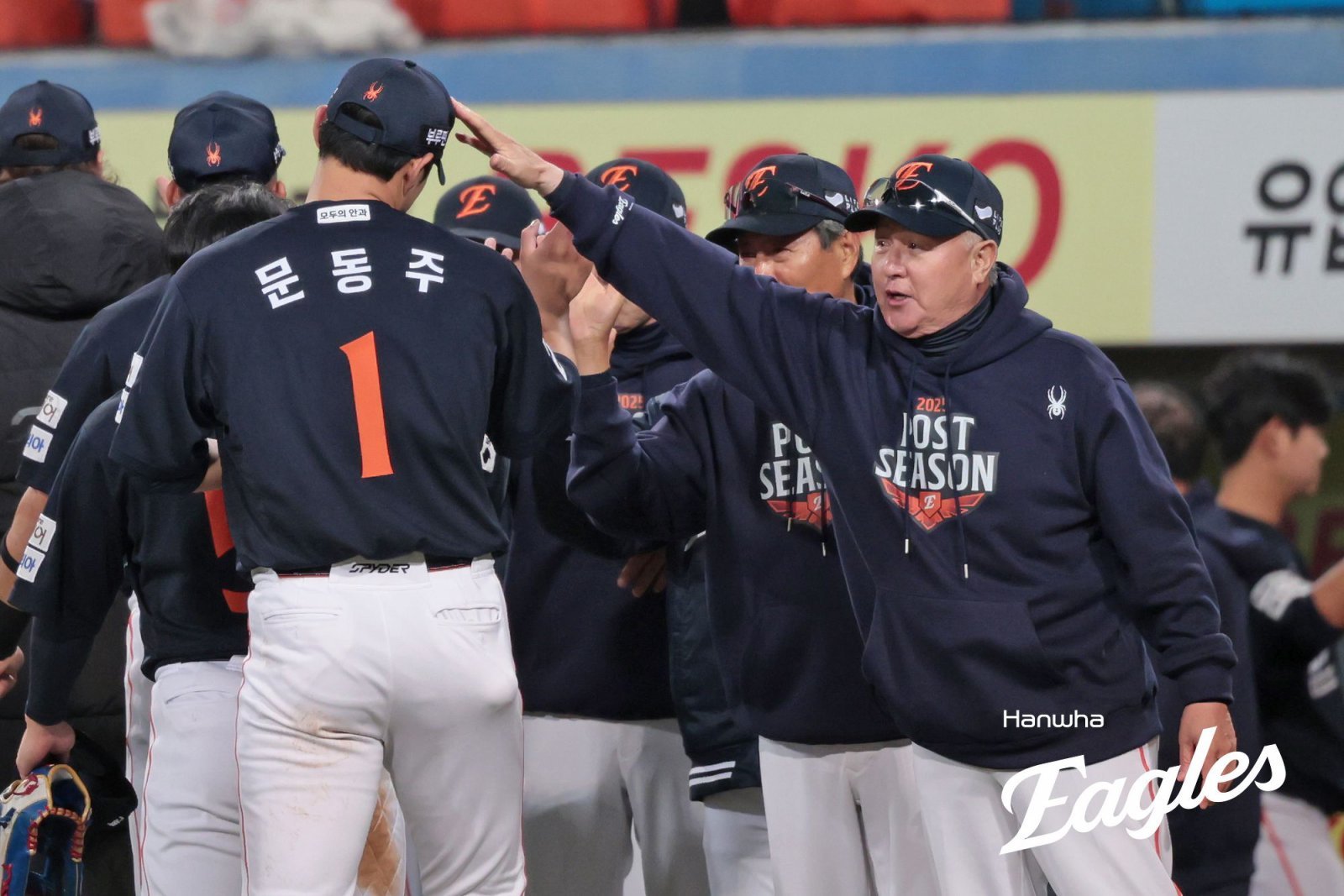 한화 김경문 감독(오른쪽)이 21일 대구삼성라이온즈파크에서 열린 ‘2025 신한 SOL 뱅크 KBO PS’ 삼성과 PO 3차전에서 5-4 승리를 확정한 뒤 이날 4이닝 무실점 호투를 한 문동주의 머리를 쓰다듬으며 축하를 해주고 있다. 사진제공｜한화 이글스