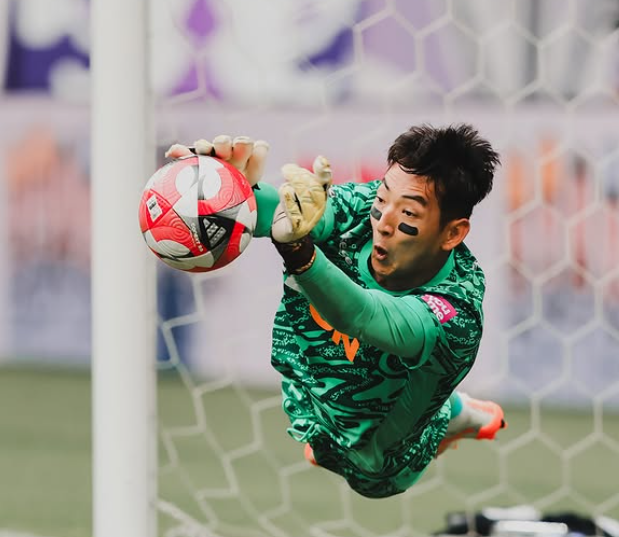 정민기는 올해 수원FC에서 히로시마로 임대이적하며 일본무대에 도전장을 내밀었다. 주전경쟁에 험로를 걷고 있지만 새로운 빌드업 플레이를 배우고 좋은 인프라를 누리는 등 종전에 해보지 못한 경험을 하고 있어 도전을 후회하지 않는다. 올해 7월 백년가약을 맺은 일본인 아내와 함께 생활하며 마음의 안정도 크게 늘었다. 사진출처│산프레체 히로시마 인스타그램