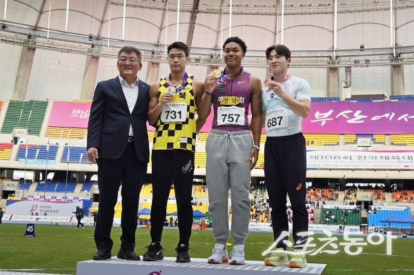 예천군 육상경기부 나마디 조엘 진(오른쪽 두번째) 선수가 제106회 전국체육대회에서 3관왕에 올랐다. 사진제공 ㅣ 예천군
