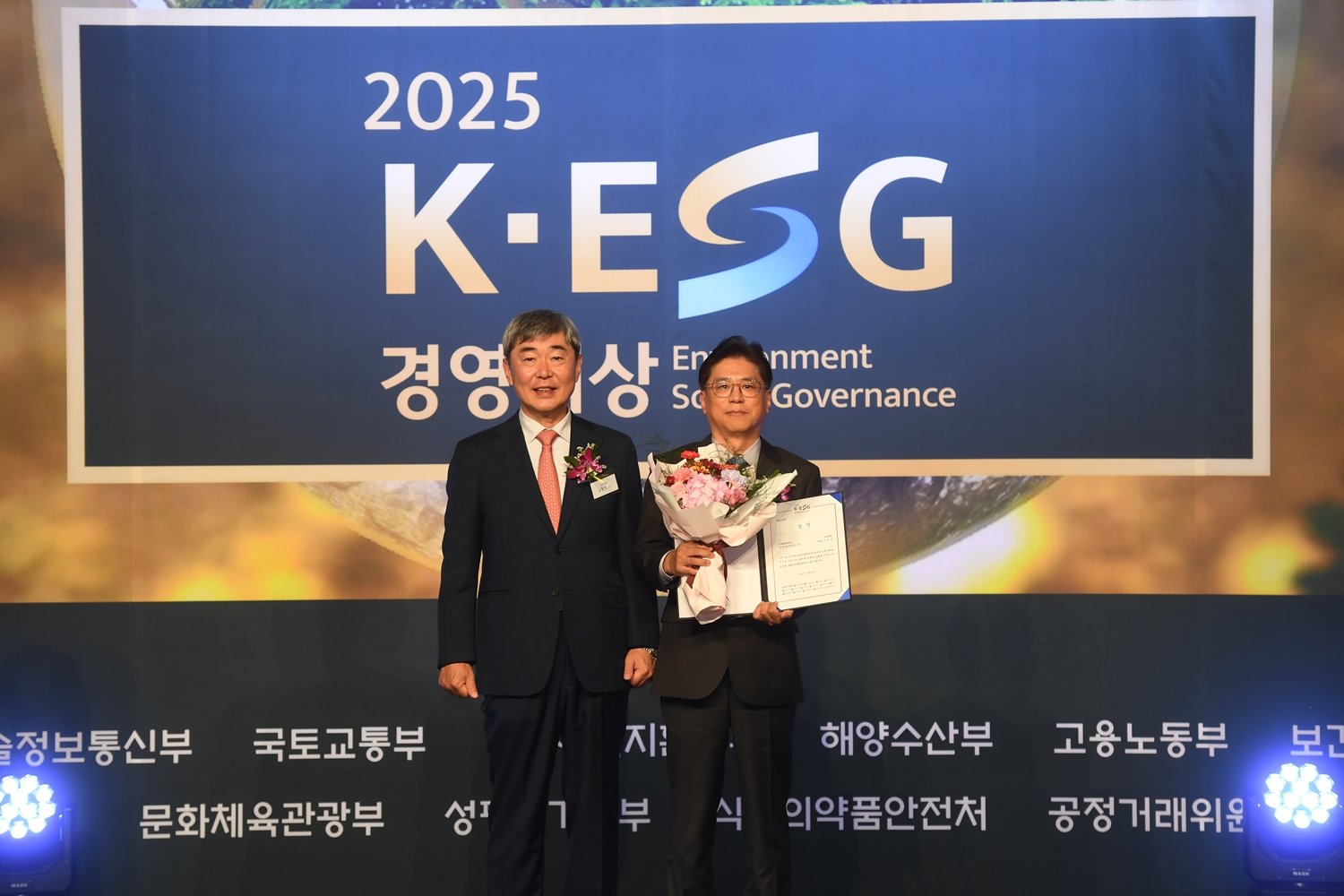 왼쪽부터 유창조 위원(K-ESG 평가위원회 심사위원), 솔루엠 김재원 기업운영본부장(전무) 