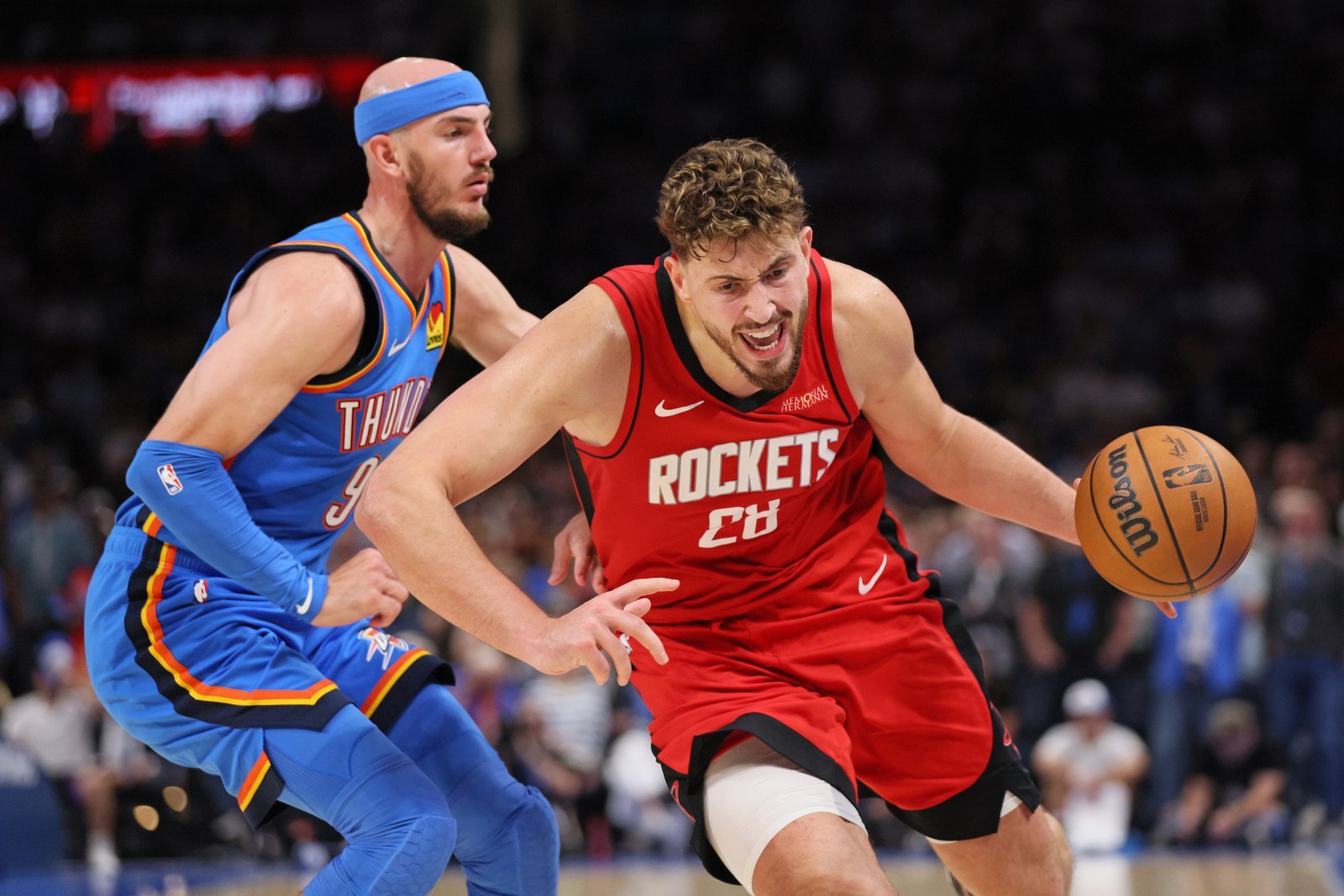 휴스턴 알프렌 센군(오른쪽)이 22일(한국시간) 페이콤센터에서 열린 오클라호마시티전 도중 알렉스 카루소의 수비를 피해 드리블 돌파를 시도하고 있다. 오클라호마시티(미 오클라호마주)|AP뉴시스