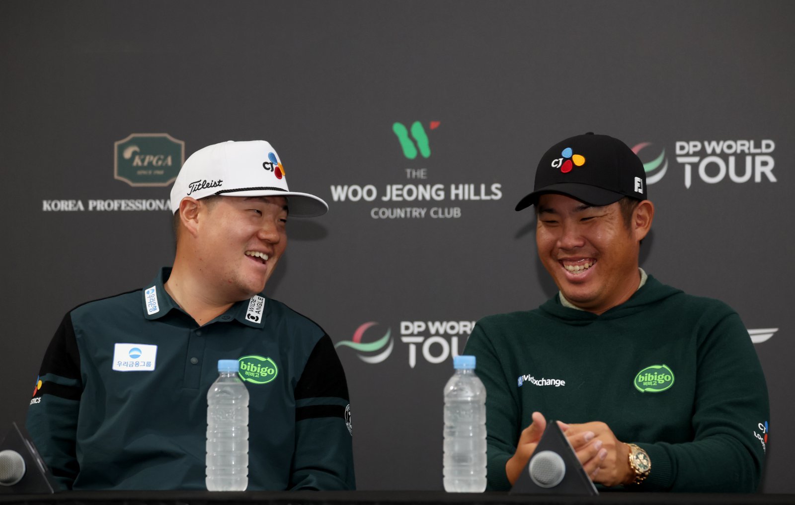 ‘디펜딩 챔피언’ 안병훈(오른쪽)이 공식 기자회견에서 임성재와 함께 환하게 웃고 있다. 사진제공 | KPGA