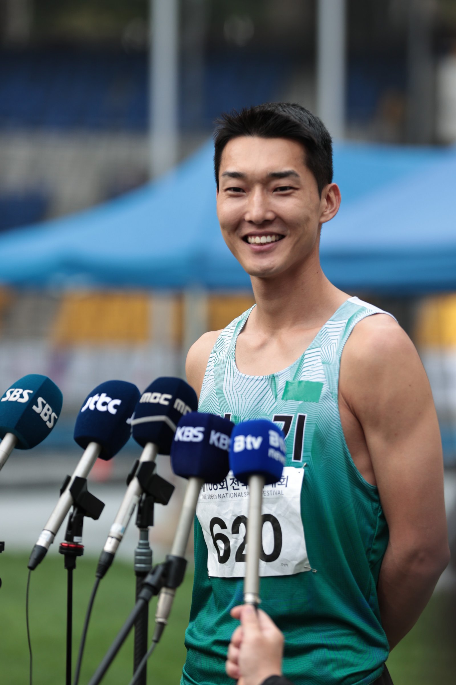 우상혁이 22일 부산아시아드 주경기장에서 열린 제106회 전국체육대회 6일째 남자 일반부 높이뛰기 결선에서 2m20의 기록으로 정상에 오른 뒤 웃으며 우승 소감을 밝히고 있다. 그는 올해 출전한 10차례 국내외 대회에서 모두 입상(금9·은메달 1개)하며 생애 최고의 해를 보냈다. 사진제공│대한육상연맹