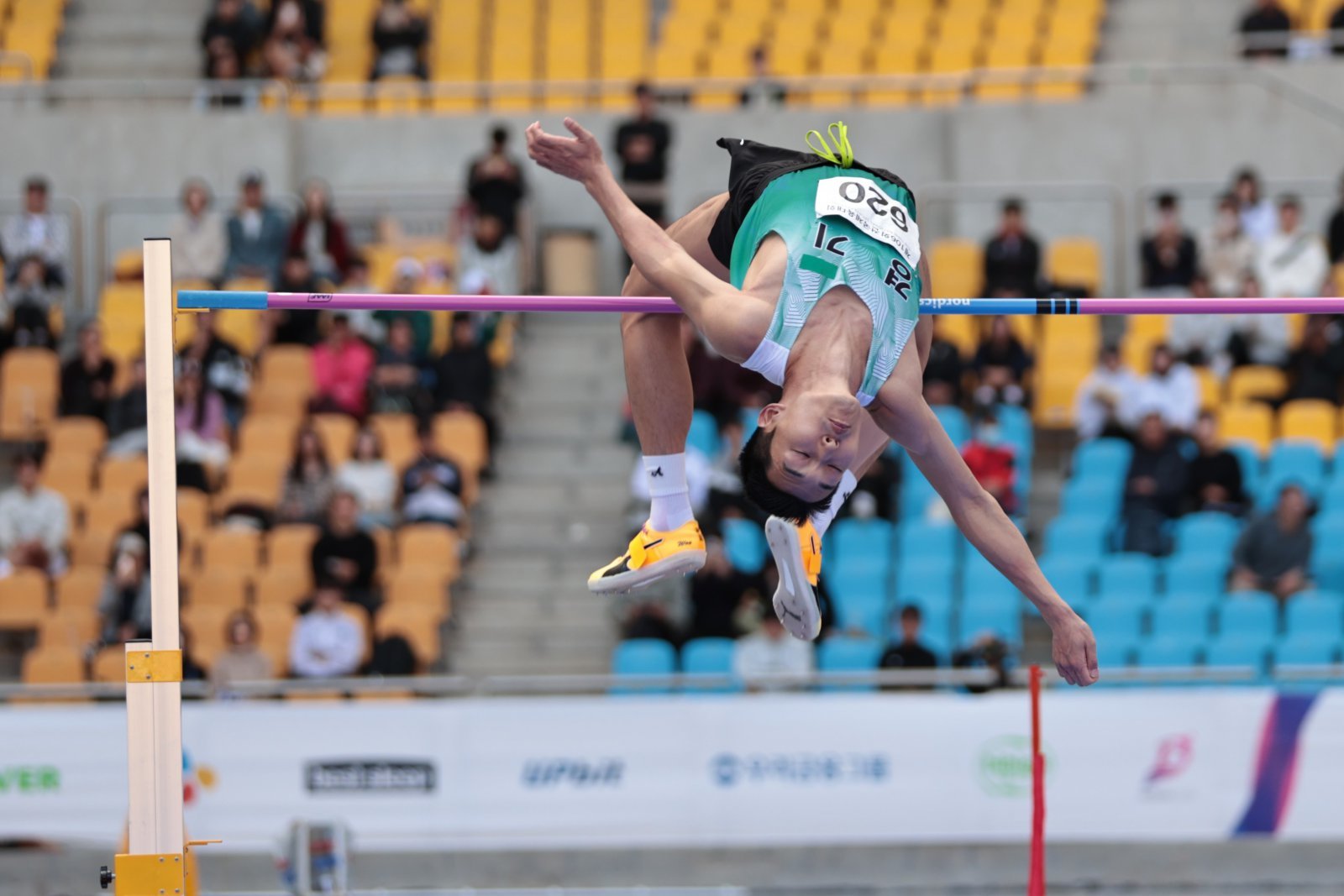 우상혁이 22일 부산아시아드 주경기장에서 열린 제106회 전국체육대회 6일째 남자 일반부 높이뛰기 결선에서 바를 넘고 있다. 2m20의 기록으로 정상에 오른 그는 올해 출전한 10차례 국내외 대회에서 모두 입상(금9·은메달 1개)하며 생애 최고의 해를 보냈다. 사진제공│대한육상연맹