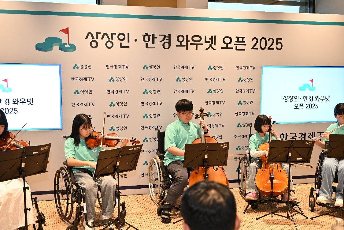 ‘상상인·한경 와우넷 오픈 2025’ 프로암 대회에서 공연을 선보인 ‘상상휠(Wheel)하모니 오케스트라’ 단원들. 사진제공｜상상인