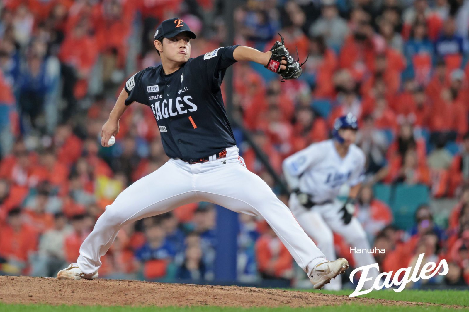 한화 문동주가 21일 대구삼성라이온즈파크에서 열린 ‘2025 신한 SOL 뱅크 KBO PS’ 삼성과 PO 3차전에 등판해 힘차게 공을 던지고 있다. 사진제공|한화 이글스