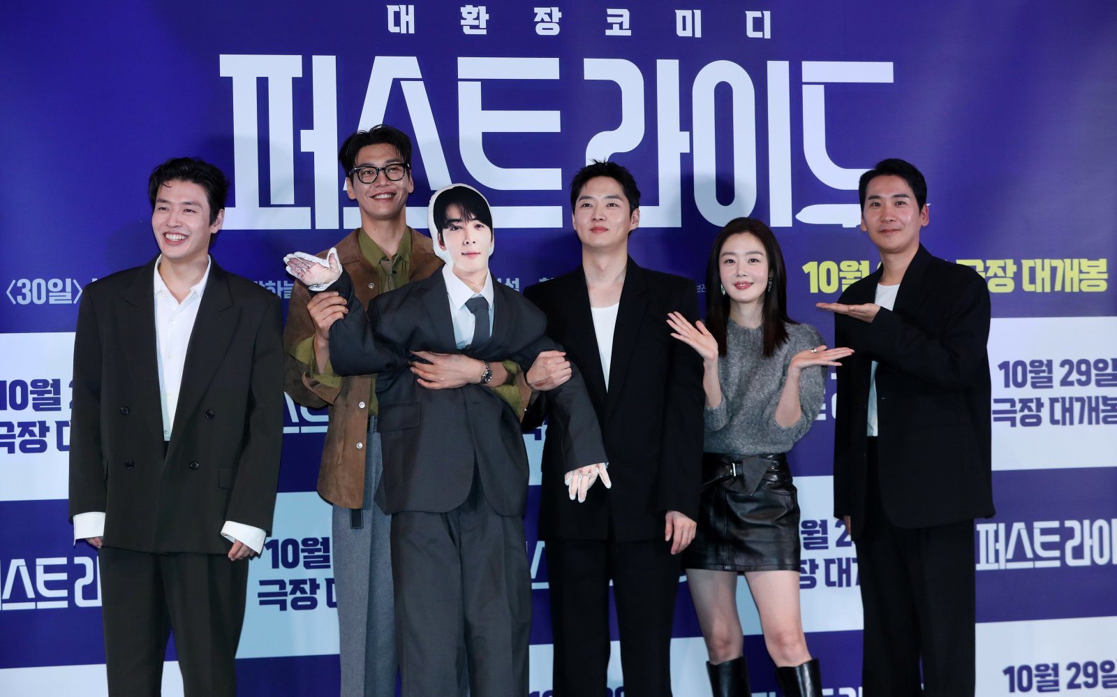 [서울=뉴시스] 김혜진 기자 = 배우 강하늘(왼쪽부터), 김영광, 강영석, 한선화, 남대중 감독이 22일 오전 서울 용산구 CGV 용산아이파크몰에서 열린 영화 ‘퍼스트 라이드(감독 남대중) 언론시사회에서 포즈를 취하고 있다. 2025.10.22. jini@newsis.com