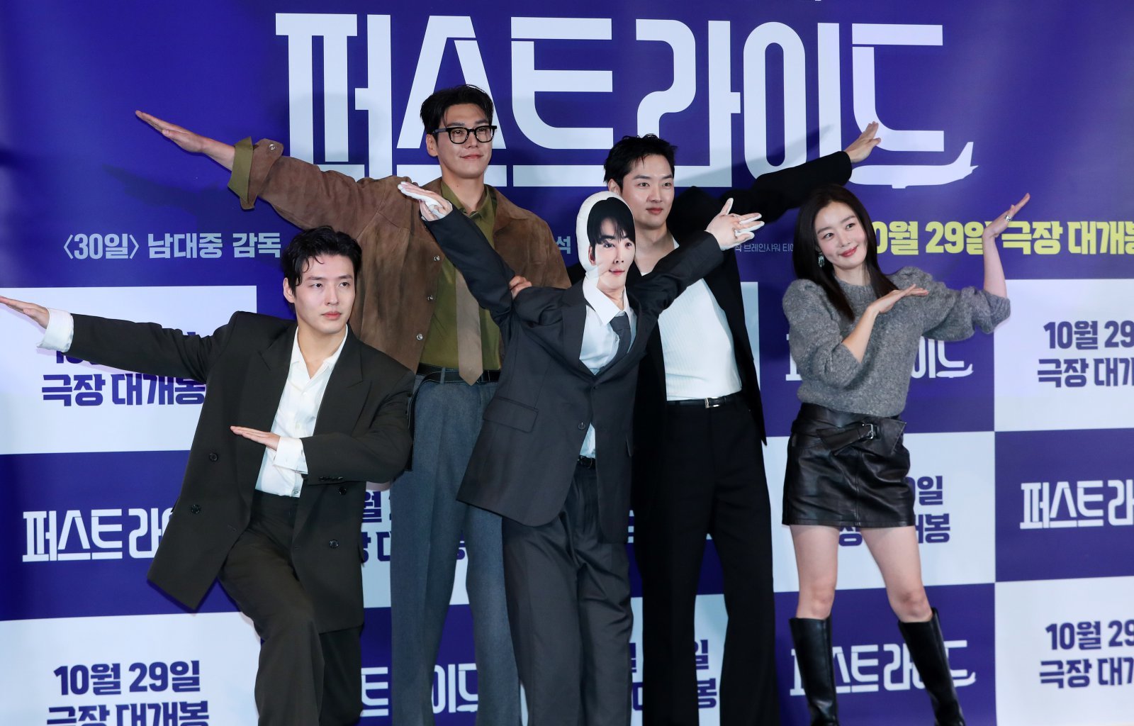 [서울=뉴시스] 김혜진 기자 = 배우 강하늘(왼쪽부터), 김영광, 강영석, 한선화가 22일 오전 서울 용산구 CGV 용산아이파크몰에서 열린 영화 ‘퍼스트 라이드(감독 남대중) 언론시사회에서 포즈를 취하고 있다. 2025.10.22. jini@newsis.com