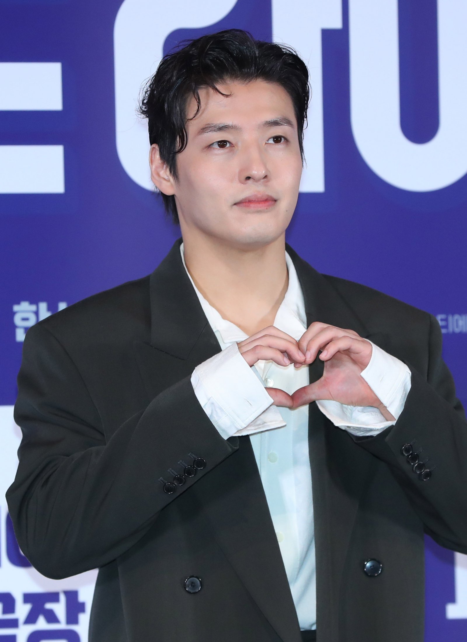 [서울=뉴시스] 김혜진 기자 = 배우 강하늘이 22일 오전 서울 용산구 CGV 용산아이파크몰에서 열린 영화 ‘퍼스트 라이드(감독 남대중) 언론시사회에서 포즈를 취하고 있다. 2025.10.22. jini@newsis.com