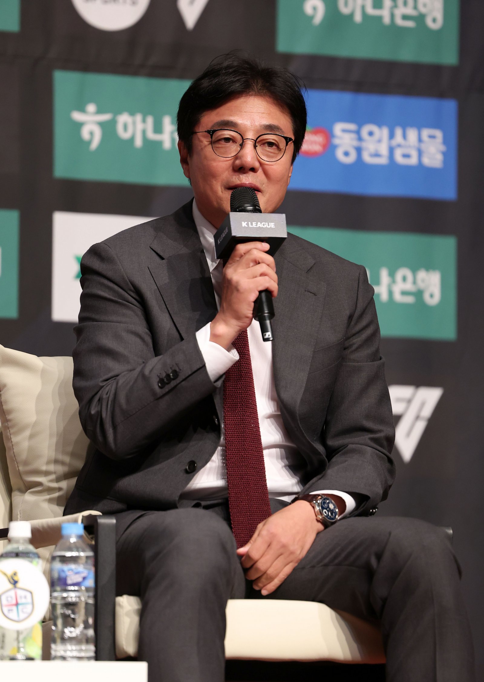 황선홍 대전하나 감독이 22일 서울 마포구 누리꿈스퀘어에서 열린 ‘하나은행 K리그1 2025 파이널라운드 미디어데이’에서 취재진과 팬들의 질의에 응답하고 있다. 황 감독은 파이널A에서 최소 3승을 수확해 2위로 시즌을 마쳐 구단 역대 최고 성적 달성과 ACL 진출권 획득을 모두 잡겠다는 의지다. 뉴시스